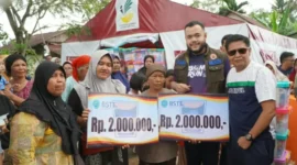 Wali Kota Padang Fadly Amran menyerahkan secara simbolis bantuan bagi warga yang terdampak bencana banjir dan cuaca ekstrem.(poto: padangkita.com).