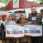 Wali Kota Padang Fadly Amran menyerahkan secara simbolis bantuan bagi warga yang terdampak bencana banjir dan cuaca ekstrem.(poto: padangkita.com).