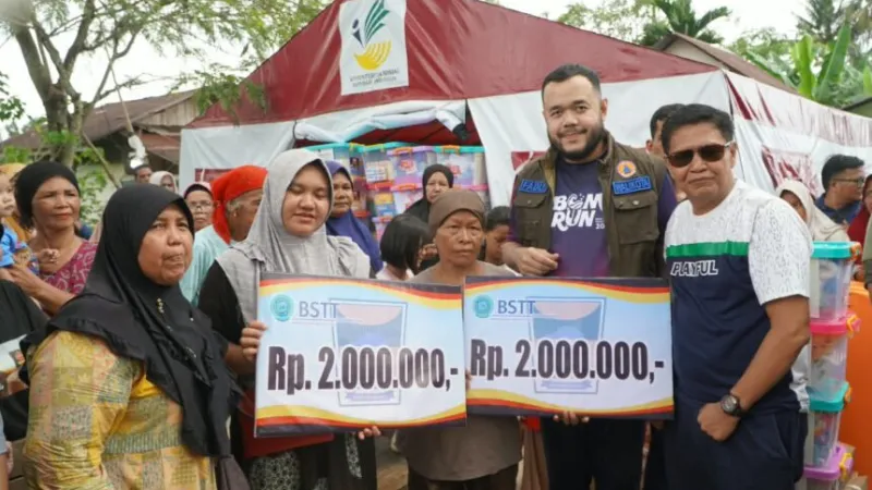 Wali Kota Padang Fadly Amran menyerahkan secara simbolis bantuan bagi warga yang terdampak bencana banjir dan cuaca ekstrem.(poto: padangkita.com).