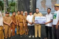 Penyerahan Bantuan Kepada Warga Terdampak Bencana Hidrometeorologi Sektor Perikanan dan Pangan.(poto: padangkita.com).