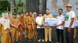 Penyerahan Bantuan Kepada Warga Terdampak Bencana Hidrometeorologi Sektor Perikanan dan Pangan.(poto: padangkita.com).