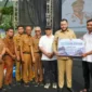Penyerahan Bantuan Kepada Warga Terdampak Bencana Hidrometeorologi Sektor Perikanan dan Pangan.(poto: padangkita.com).