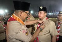 Wali Kota Padang Panjang Hendri Arnis menerima Lencana Darma Bakti dari Kwartir Nasional (Kwarnas) Gerakan Pramuka.(poto: infosumbar.net).
