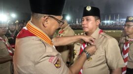 Wali Kota Padang Panjang Hendri Arnis menerima Lencana Darma Bakti dari Kwartir Nasional (Kwarnas) Gerakan Pramuka.(poto: infosumbar.net).