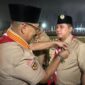 Wali Kota Padang Panjang Hendri Arnis menerima Lencana Darma Bakti dari Kwartir Nasional (Kwarnas) Gerakan Pramuka.(poto: infosumbar.net).