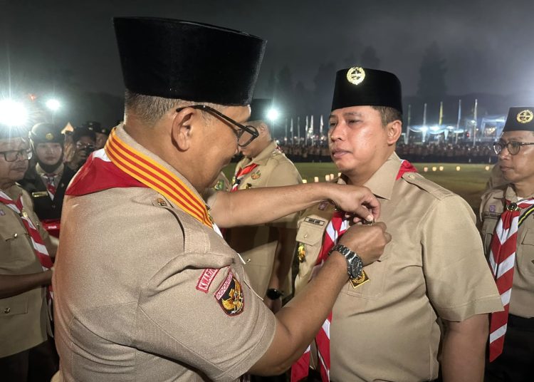 Wali Kota Padang Panjang Hendri Arnis menerima Lencana Darma Bakti dari Kwartir Nasional (Kwarnas) Gerakan Pramuka.(poto: infosumbar.net).