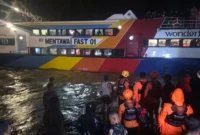 Proses evakuasi penumpang Kapal cepat Mentawai Fast terdampar di kawasan pintu masuk Muaro Padang.(poto: radarsumbar.com).