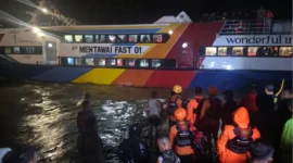 Proses evakuasi penumpang Kapal cepat Mentawai Fast terdampar di kawasan pintu masuk Muaro Padang.(poto: radarsumbar.com).