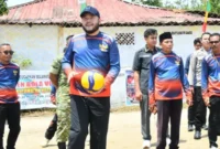 Wali Kota Padang, Fadly Amran, saat Pembukaan Turnamen Bola Voli Antar Kelurahan se-Kecamatan Koto Tangah.(poto: padangkita.com).