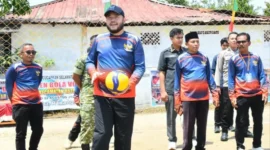 Wali Kota Padang, Fadly Amran, saat Pembukaan Turnamen Bola Voli Antar Kelurahan se-Kecamatan Koto Tangah.(poto: padangkita.com).