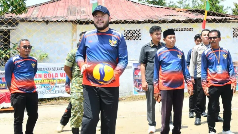 Wali Kota Padang, Fadly Amran, saat Pembukaan Turnamen Bola Voli Antar Kelurahan se-Kecamatan Koto Tangah.(poto: padangkita.com).