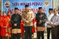 Wali Kota Padang Fadly Amran menghadiri kegiatan memasak rendang untuk korban bencana gempa bumi Nusa Tenggara Timur (NTT) yang digelar oleh Lembaga Kerapatan Adat Alam Minangkabau (LKAAM).(poto: padangkita.com).