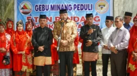 Wali Kota Padang Fadly Amran menghadiri kegiatan memasak rendang untuk korban bencana gempa bumi Nusa Tenggara Timur (NTT) yang digelar oleh Lembaga Kerapatan Adat Alam Minangkabau (LKAAM).(poto: padangkita.com).