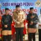 Wali Kota Padang Fadly Amran menghadiri kegiatan memasak rendang untuk korban bencana gempa bumi Nusa Tenggara Timur (NTT) yang digelar oleh Lembaga Kerapatan Adat Alam Minangkabau (LKAAM).(poto: padangkita.com).