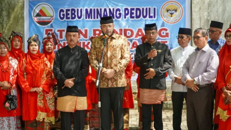 Wali Kota Padang Fadly Amran menghadiri kegiatan memasak rendang untuk korban bencana gempa bumi Nusa Tenggara Timur (NTT) yang digelar oleh Lembaga Kerapatan Adat Alam Minangkabau (LKAAM).(poto: padangkita.com).