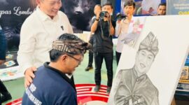 Gubernur NTB H. Lalu Muhamad Iqbal menyerahkan bantuan remisi tersebut secara simbolis di Lapas Kelas IIA Lombok Barat, Kuripan, pada Senin (17/8/2026).(poto: radarntb.com).