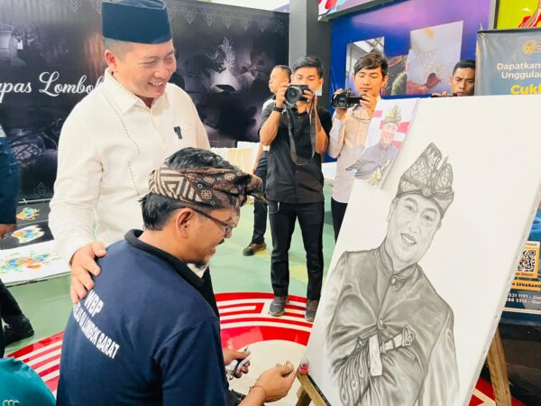 Gubernur NTB H. Lalu Muhamad Iqbal menyerahkan bantuan remisi tersebut secara simbolis di Lapas Kelas IIA Lombok Barat, Kuripan, pada Senin (17/8/2026).(poto: radarntb.com).