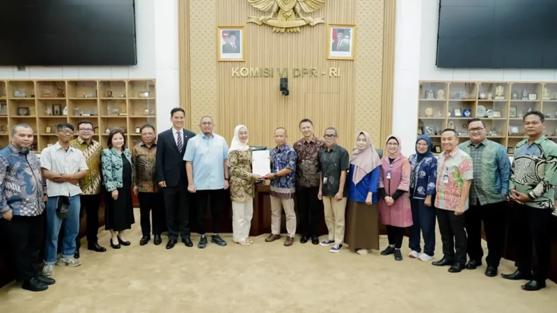 Wakil Ketua Komisi VI DPR RI Andre Rosiade poto bersama antara parlemen, manajemen, pemegang saham, serta serikat pekerja di Gedung DPR RI, Jakarta, Selasa (18/8/2026).(poto: radarsumbar.com).