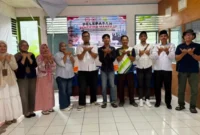Yoga Pratama berfoto bersama perwakilan CSR PT Semen Padang.(poto: padangkita.com).