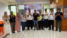 Yoga Pratama berfoto bersama perwakilan CSR PT Semen Padang.(poto: padangkita.com).