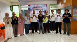 Yoga Pratama berfoto bersama perwakilan CSR PT Semen Padang.(poto: padangkita.com).