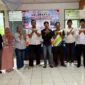 Yoga Pratama berfoto bersama perwakilan CSR PT Semen Padang.(poto: padangkita.com).