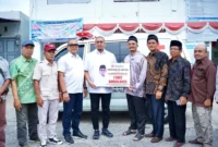 Masyarakat Nagari Kubang menerima bantuan ambulans nagari kubang dari Wakil Ketua Komisi VI DPR RI, Andre Rosiade.(poto: radarsumbar.com).