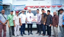 Masyarakat Nagari Kubang menerima bantuan ambulans nagari kubang dari Wakil Ketua Komisi VI DPR RI, Andre Rosiade.(poto: radarsumbar.com).