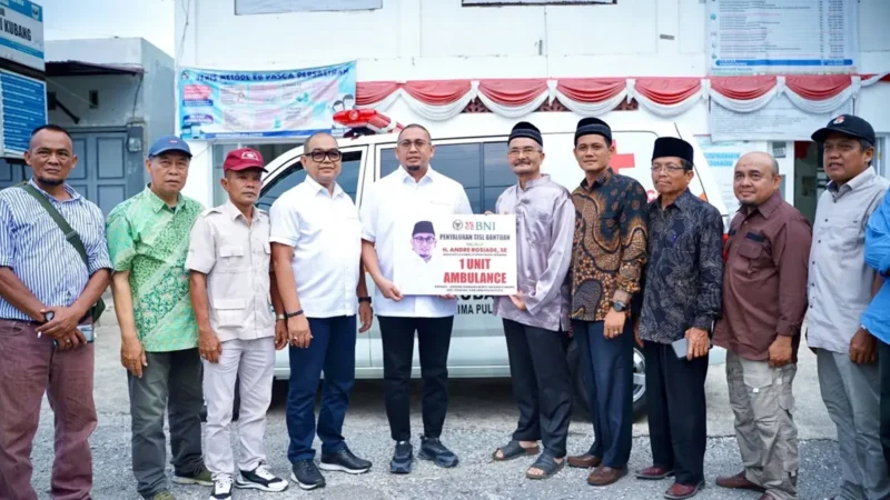 Masyarakat Nagari Kubang menerima bantuan ambulans nagari kubang dari Wakil Ketua Komisi VI DPR RI, Andre Rosiade.(poto: radarsumbar.com).