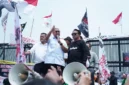 Politikus Gerindra Andre Rosiade hadir bersama politikus PDIP Rieke Dyah Pitaloka serta politikus PKS Ahmad Heryawan di tengah kerumunan demonstran.(poto: radarsumbar.com).