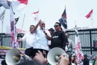 Politikus Gerindra Andre Rosiade hadir bersama politikus PDIP Rieke Dyah Pitaloka serta politikus PKS Ahmad Heryawan di tengah kerumunan demonstran.(poto: radarsumbar.com).