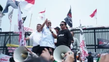Politikus Gerindra Andre Rosiade hadir bersama politikus PDIP Rieke Dyah Pitaloka serta politikus PKS Ahmad Heryawan di tengah kerumunan demonstran.(poto: radarsumbar.com).