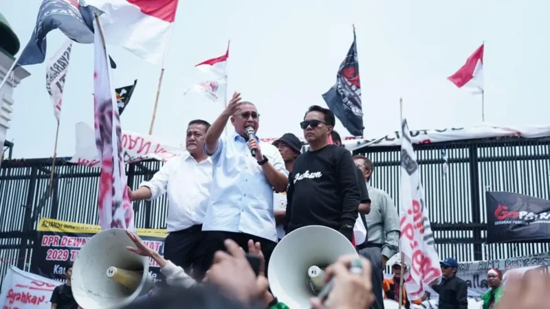 Politikus Gerindra Andre Rosiade hadir bersama politikus PDIP Rieke Dyah Pitaloka serta politikus PKS Ahmad Heryawan di tengah kerumunan demonstran.(poto: radarsumbar.com).