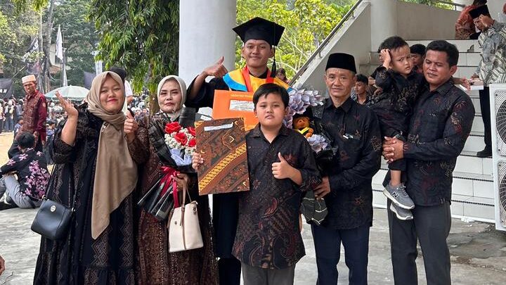 Sahal Maghfud lulusan UNJA raih cumlaude IPK 3,98 dari prodi Sistem Informasi.(poto: unja.ac.id).