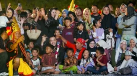 Wali Kota Padang Fadly Amran berbaur bersama warga saat Padang Harmoni Festival 2026.(poto: padangkita.com).