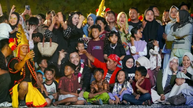 Wali Kota Padang Fadly Amran berbaur bersama warga saat Padang Harmoni Festival 2026.(poto: padangkita.com).