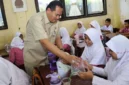Wali Kota Pariaman Yota Balad memimpin langsung penyerahan bantuan bibit ikan hias.(poto: padangkita.com).