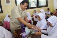 Wali Kota Pariaman Yota Balad memimpin langsung penyerahan bantuan bibit ikan hias.(poto: padangkita.com).