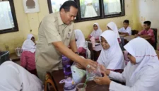 Wali Kota Pariaman Yota Balad memimpin langsung penyerahan bantuan bibit ikan hias.(poto: padangkita.com).