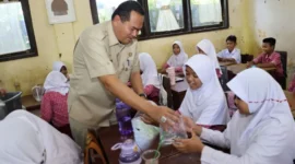 Wali Kota Pariaman Yota Balad memimpin langsung penyerahan bantuan bibit ikan hias.(poto: padangkita.com).