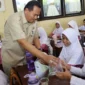 Wali Kota Pariaman Yota Balad memimpin langsung penyerahan bantuan bibit ikan hias.(poto: padangkita.com).