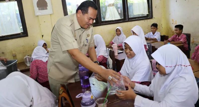 Wali Kota Pariaman Yota Balad memimpin langsung penyerahan bantuan bibit ikan hias.(poto: padangkita.com).