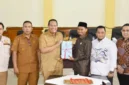 Wali Kota Pariaman Yota Balad menyerahkan rancangan KUA PPAS 2027 kepada Dewan Perwakilan Rakyat Daerah (DPRD) Kota Pariaman.(poto: padangkita.com).