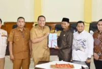 Wali Kota Pariaman Yota Balad menyerahkan rancangan KUA PPAS 2027 kepada Dewan Perwakilan Rakyat Daerah (DPRD) Kota Pariaman.(poto: padangkita.com).