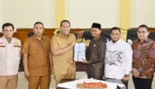 Wali Kota Pariaman Yota Balad menyerahkan rancangan KUA PPAS 2027 kepada Dewan Perwakilan Rakyat Daerah (DPRD) Kota Pariaman.(poto: padangkita.com).
