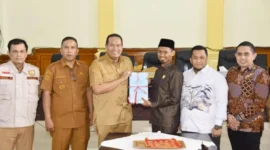 Wali Kota Pariaman Yota Balad menyerahkan rancangan KUA PPAS 2027 kepada Dewan Perwakilan Rakyat Daerah (DPRD) Kota Pariaman.(poto: padangkita.com).