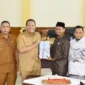 Wali Kota Pariaman Yota Balad menyerahkan rancangan KUA PPAS 2027 kepada Dewan Perwakilan Rakyat Daerah (DPRD) Kota Pariaman.(poto: padangkita.com).