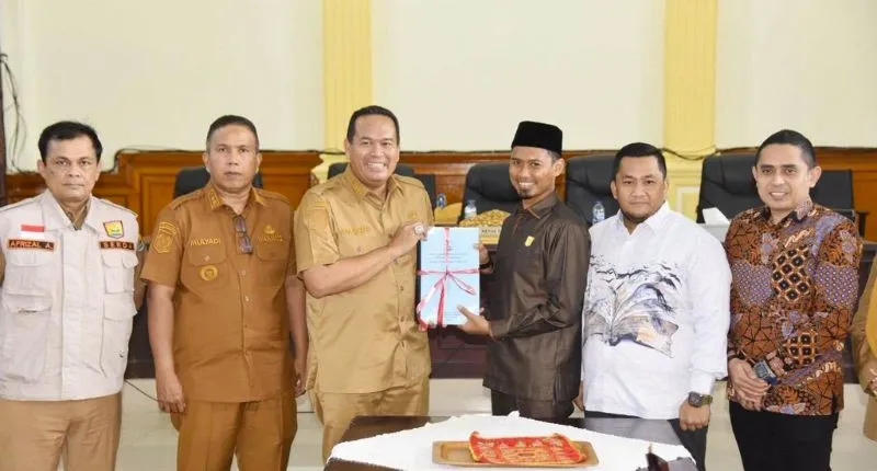 Wali Kota Pariaman Yota Balad menyerahkan rancangan KUA PPAS 2027 kepada Dewan Perwakilan Rakyat Daerah (DPRD) Kota Pariaman.(poto: padangkita.com).