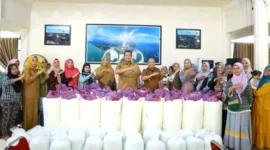 Wali Kota Pariaman, Yota Balad menyalurkan bantuan berupa paket usaha batik dan rajutan kepada 45 perajin lokal, di Balairung Rumah Dinas Wali Kota, Senin (10/8/2026).(poto: padangkita.com).