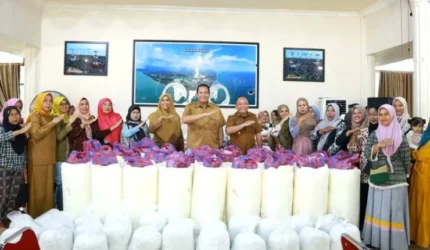 Pemko Pariaman menyalurkan bantuan paket usaha batik dan rajutan kepada 45 perajin lokal untuk dorong kemandirian UMKM serta ekonomi warga.